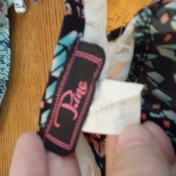 Black tank top with pattern - Picture 4 of 5